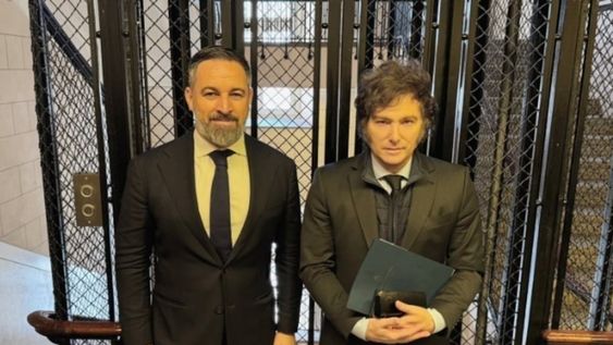 El presidente Javier Milei junto al líder de Vox Santiago Abascal en el Palacio Libertad. Foto: X