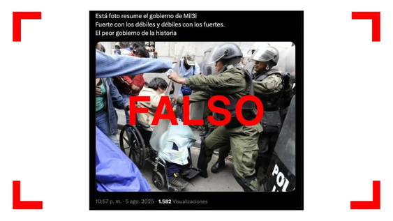No, esta foto de un policía golpeando a una persona con discapacidad no es actual ni fue tomada en Argentina