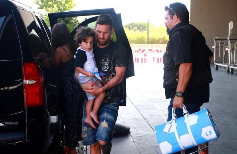 Messi y su familia arribaron hoy a Barcelona, después de descansar en el caribe
