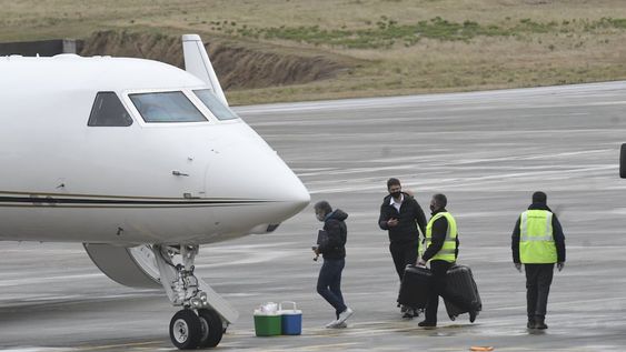 Jorge Messi padre de Lionel sube al avión privado para viajar a Barcelona y se pueden observar las dos heladeras que llevarían las milanesas.