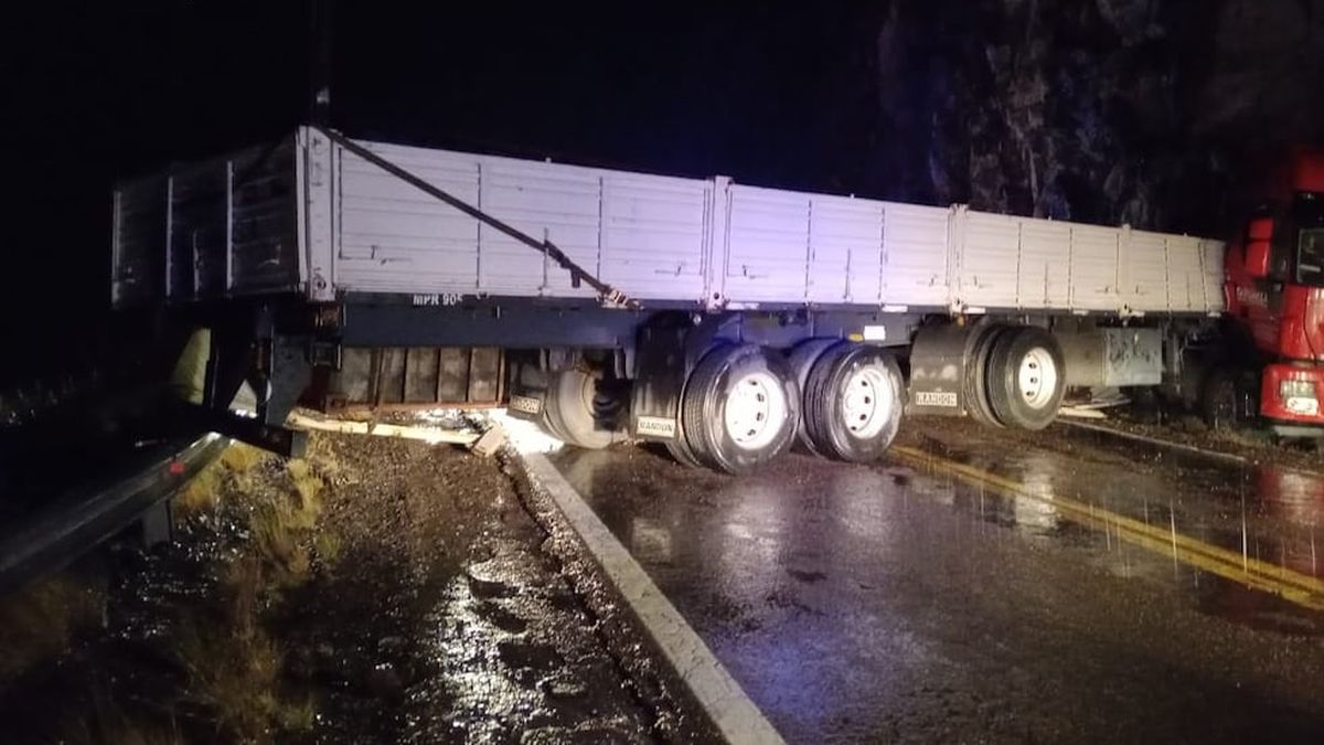 Volcó un camión en Alta Montaña y quedó atravesado en la ruta 7