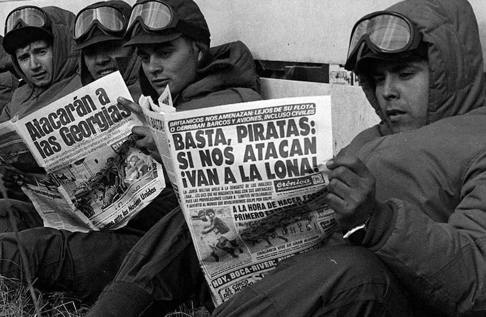 Esas madres vivieron el calvario de pasar los tres meses que duró el conflicto bélico escuchando las penosas noticias sobre el desarrollo de la Guerra y que tenían como fuente al Gobierno militar; en la mayoría de los casos ocultaba o alteraba la verdad de los hechos.