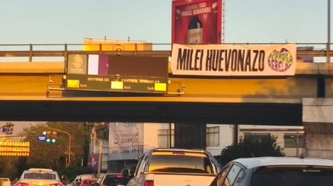 Milei huevonazo: el cartel que apareció en el Nudo Vial