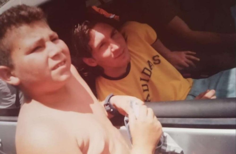 Una mujer le tomó una foto a un nene que no conocía junto a Messi y pasó una década hasta que pudo entregársela.
