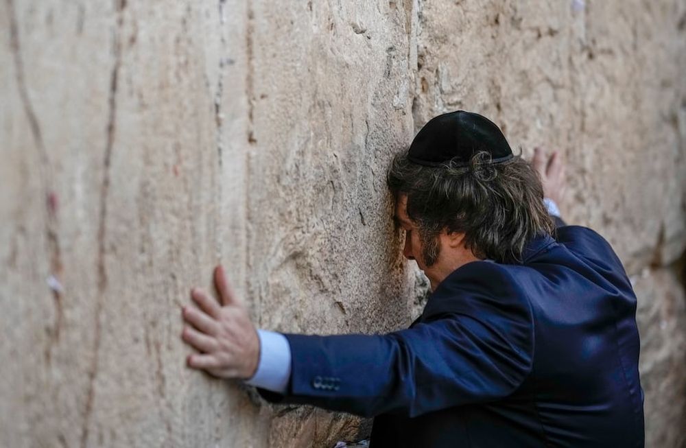 ARCHIVO - El presidente de Argentina, Javier Milei, reza en el Muro de los Lamentos en la Ciudad Vieja de Jerusal&eacute;n, el 6 de febrero de 2024.&nbsp;&nbsp;