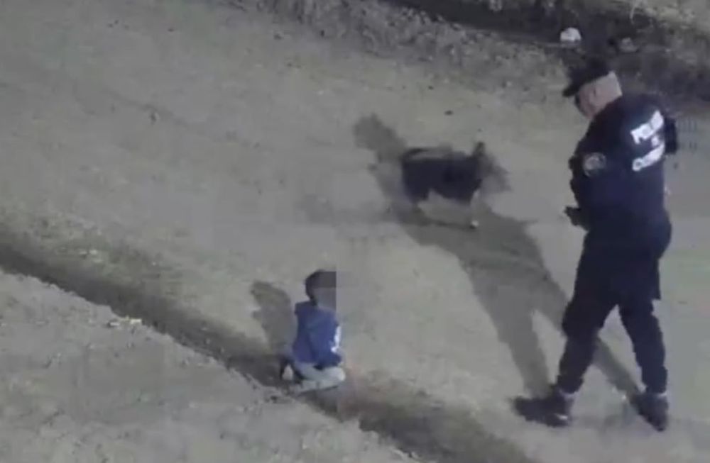 Policías encontraron a un bebé gateando por la calle en la fría madrugada de Córdoba