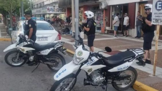 Dos patrulleros, dos motocicletas y agentes a pie se movilizaron para identificar y detener a una nena que robó 12 fibras en un comercio.