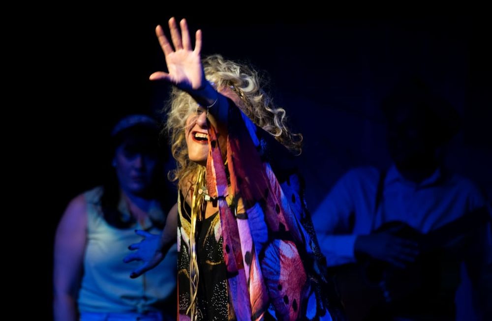 Obra de María Marull dirigida por Érica Gómez. Elenco: Telares Teatro.