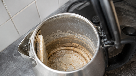deja de usar bicarbonato de sodio y vinagre para limpiar la pava con sarro: un solo producto funciona mejor