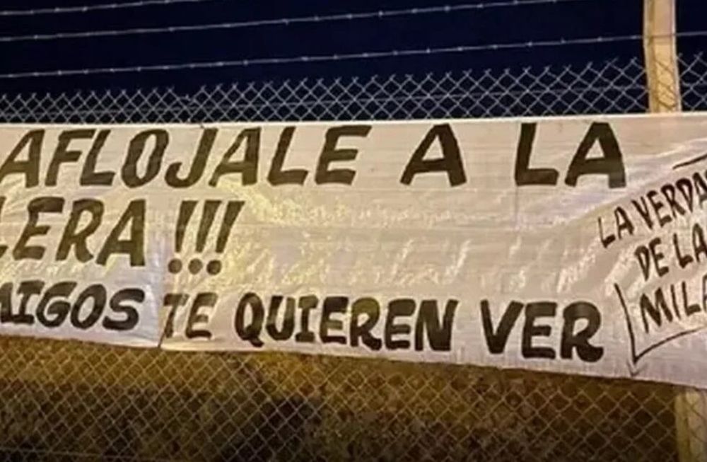 El pasacalles fue colgado en una ruta de San Lorenzo, Salta. Foto: Web