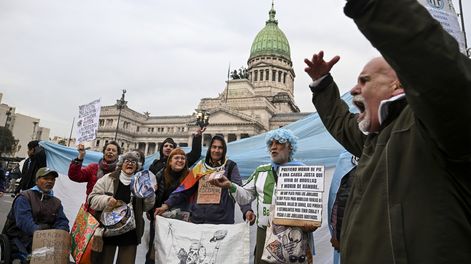 Jubilados marchan contra el veto previsional y el Garrahan para por salarios y presupuesto