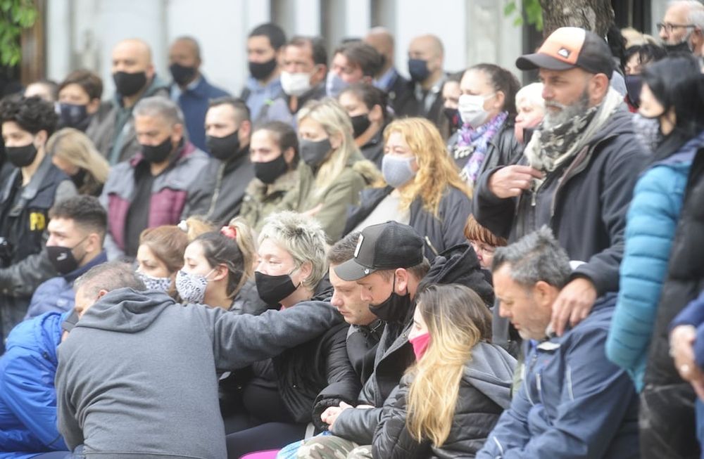 Dolor e indignación: despidieron con honores los restos del policía asesinado en un asalto