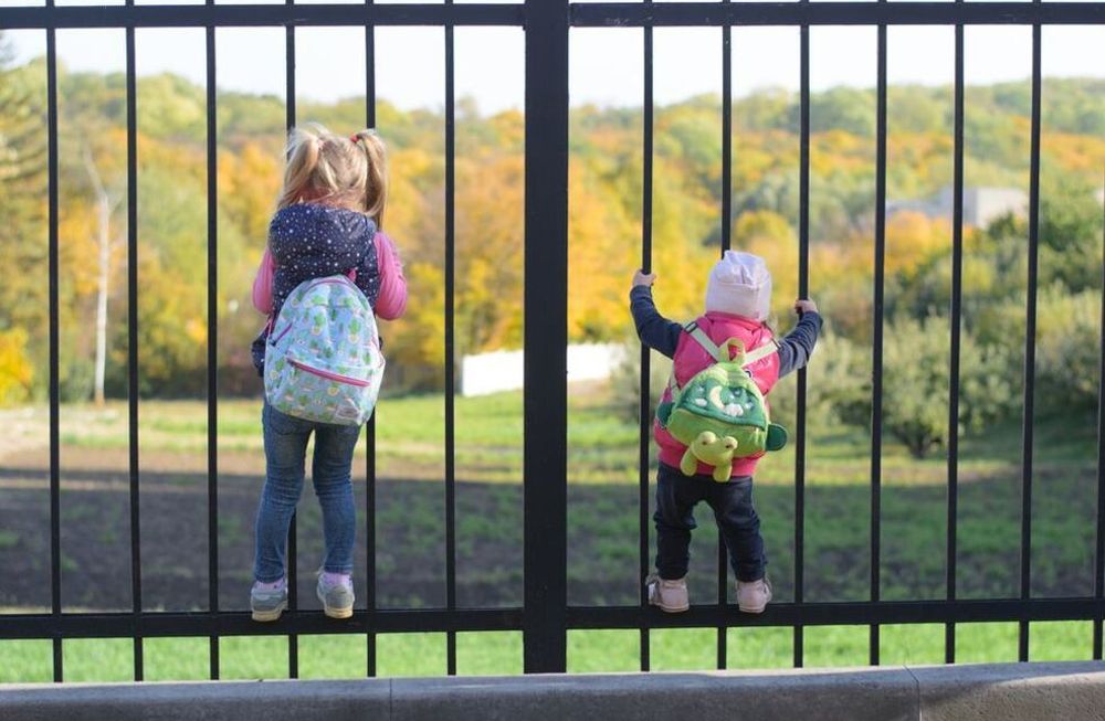Cada vez que los alumnos llegan tarde, los padres les hacen saltar la rea del colegio para que no pierdan clases. / Imagen ilustrativa