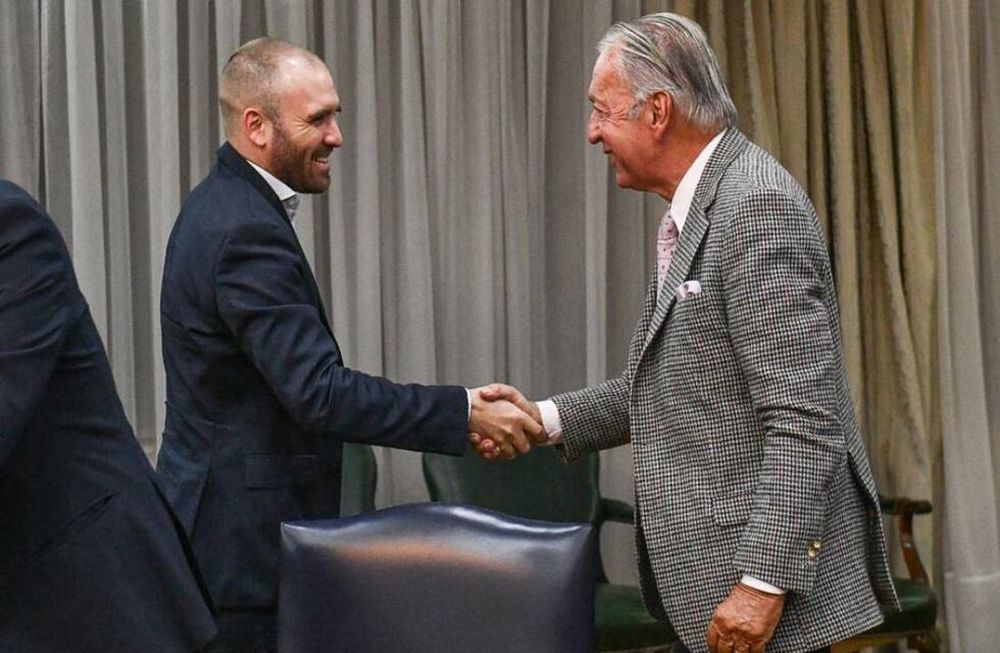 El ministro de Economía, Martín Guzmán, y el presidente de la UIA, Daniel Funes de Rioja, en la sede del Palacio de Hacienda.