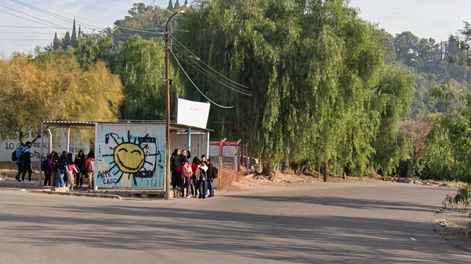 Con la baja frecuencia, los micros se llenan más rápido y los alumnos deben esperar o hacer trasbordos para llegar a sus casas.