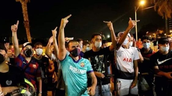 Fanáticos del Barcelona manifestándose y pidiendo la renuncia del presidente del Barcelona en los alrededores del estadio Blaugrana. / Gentileza.