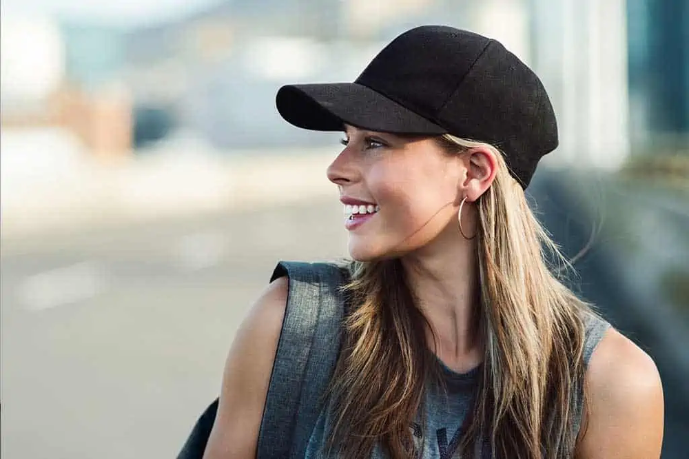Usar gorra puede funcionar como una barrera emocional, según la psicología.