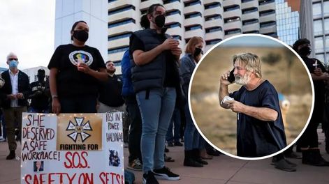 Los Andes | Las personas piden una mayor seguridad en los escenarios de las películas durante una vigilia en honor a la directora de fotografía Halyna Hutchins, en Albuquerque Civic Plaza.