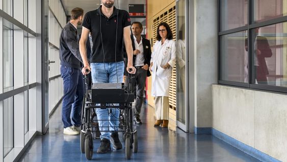 Una inteligencia artificial permite que una persona paralizada vuelva a caminar de forma natural. Foto: EFE/EPA/JEAN-CHRISTOPHE BOTT