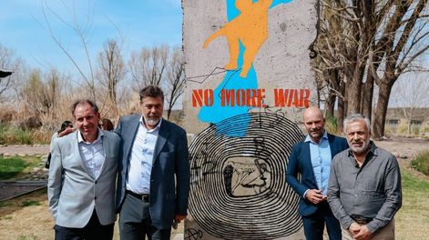 Los Andes | Un fragmento del muro de Berlín llegó a Mendoza, fue intervenido por los artistas mendocinos Vivian Levinson y Egar Murillo, y se encuentra en la bodega Huarpe Riglos, en Agrelo. En la foto, José Hernández Toso, Darío Werthein, Amador Sánchez Rico y Alfre