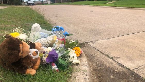 En el lugar donde encontraron el cuerpo del menor crearon un memorial improvisado con peluches, juguetes, globos, carteles y notas para despedirlo. Foto: Gentileza