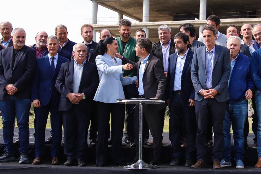 El abrazo entre la intendenta de Santa Rosa, Flor Destéfanis, y el gobernador Axel Kicillof