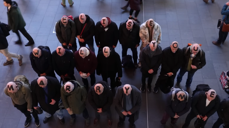 La insólita propuesta de casamiento con 20 hombres pelados que es viral en Londres