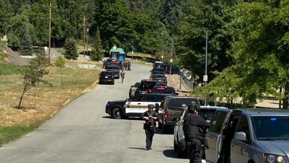 Terror en Estados Unidos: un hombre provocó un incendio forestal para emboscar y asesinar a bomberos.