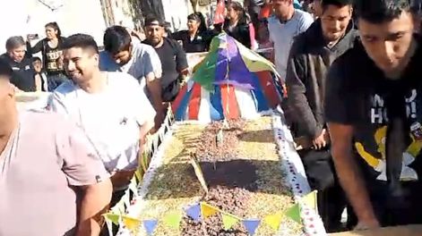Los Andes | Directo al libro de récords: un comedor de Las Heras preparó una torta de 7 metros y 750 kilos para el Día del Niño. Foto: gentileza Gabriela Carmona.