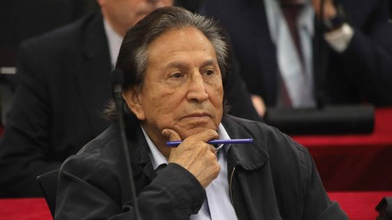 El expresidente Alejandro Toledo, asiste a la lectura de su sentencia este lunes, en Lima (Perú). La Fiscalía pide 20 años y 6 meses de cárcel para Toledo, por presuntamente haber pedido un soborno de 35 millones de dólares a la empresa brasileña Odebrecht. Foto: EFE /  Poder Judicial