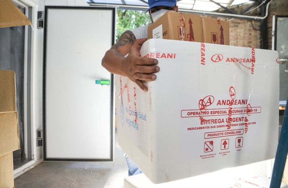 Una de las cajas con las dosis que llegaron ayer es ingresada a la cámara frigorífica del Vacunatorio Central.
