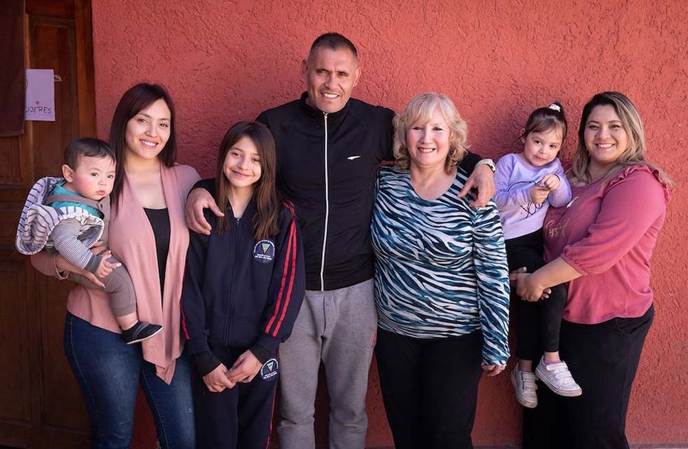 Carlos Azcurra junto a su mamá Fanny, su hija Pilar, sus hermanas Melisa y Cinthia y sus sobrinos Paulina y Máximo. Foto: Ignacio Blanco / Los Andes
