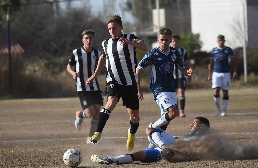Derby Blanquinegro. Con la victoria ante la Lepra, el Lobo cortó una racha de cuatro partidos sin triunfos. Foto: José Gutiérrez / Los Andes