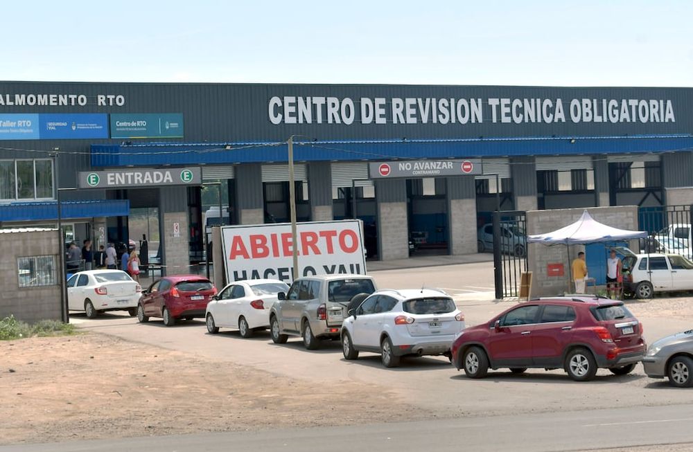 La Policía de Mendoza no multará a conductores sin RTO, al menos durante algunas semanas. Trabajarán en la concientización de lo conductores. Foto: Orlando Pelichotti / Los Andes.