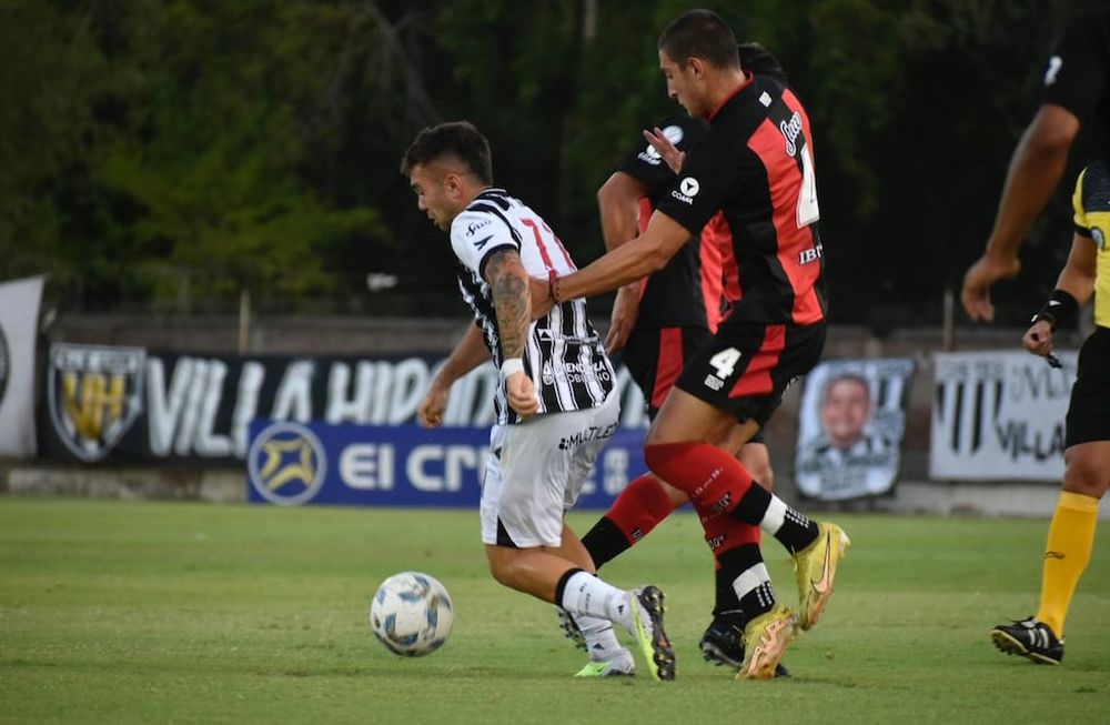 El delantero Nicolás Romano de Gimnasia, sufrió las infracciones y la fuerte marca del equipo de Defensores de Belgrano. Tarde en la que el Lobo perdió en su debut por 1 a 0.