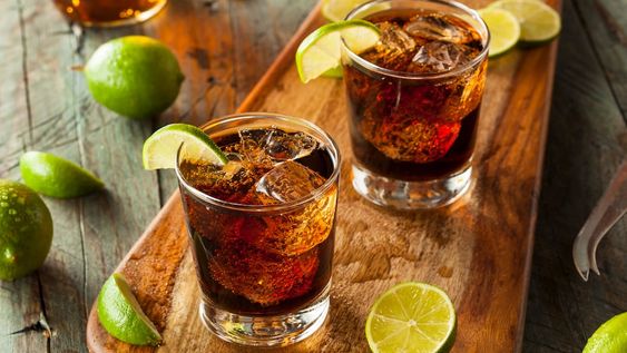 Beney creó un fernet auténtico y bien argento, a partir de una fórmula de inspiración nacional que combina más de cuarenta ingredientes de nuestro campo.