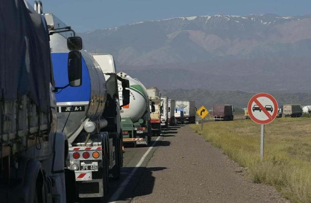 El Sindicato de Trabajadores Viales de Mendoza (Sitravi) interrumpió el tránsito en la ruta 7. Orlando Pelichotti / Los Andes