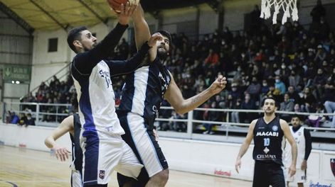 Los Andes | Rodrigo Funes, con 16 puntos, fue el goleador de San José y del partido ante Macabi. En la imagen, bandeja ante Chiquito Trejo. Foto / Gentileza Nicolás Ríos.