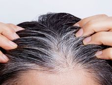 Arrancarte las canas y que se multipliquen es solo un mito.