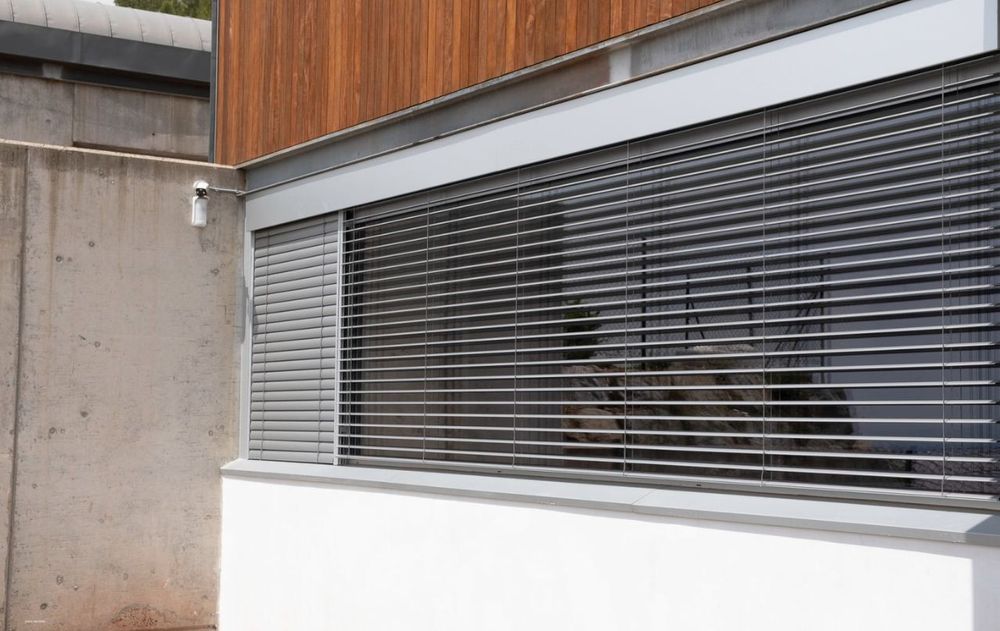 Su instalación es simple y se adaptan a cualquier medida, lo que proporcionan un estilo moderno a cualquier tipo de casa.