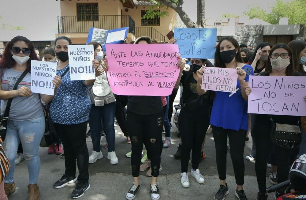 Los padres de alumnos cortaron calle Ameghino, en frente a la entrada de la escuela, para pedir seguridad para sus hijos. Foto: Orlando Pelichotti / Los Andes