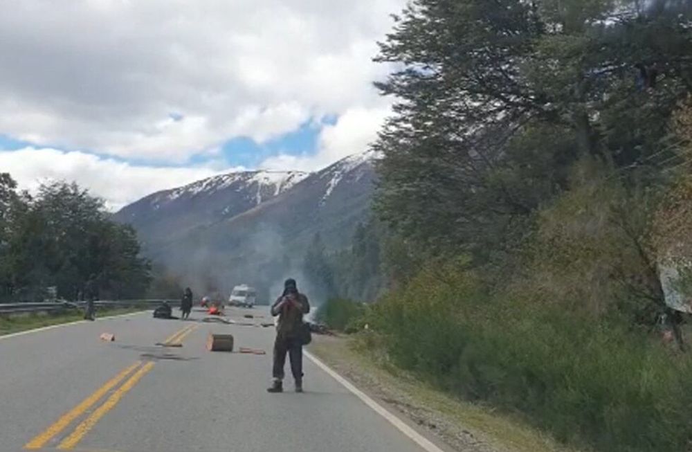 Un grupo pequeño de encapuchados cortó la ruta 40 en protesta por el desalojo de la policía en la propiedad de El Foyel. imagen Clarín.