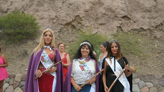 Lorenza Gómez, de 58 años, fue coronada Reina de los Cerros mientras que Andrea Yovina de 46 años, fue elegida virreina. Además Verónica Lourdes Zárate, de 48 añios, quedó como primera princesa. Foto: Marcelo Rolland / Los Andes