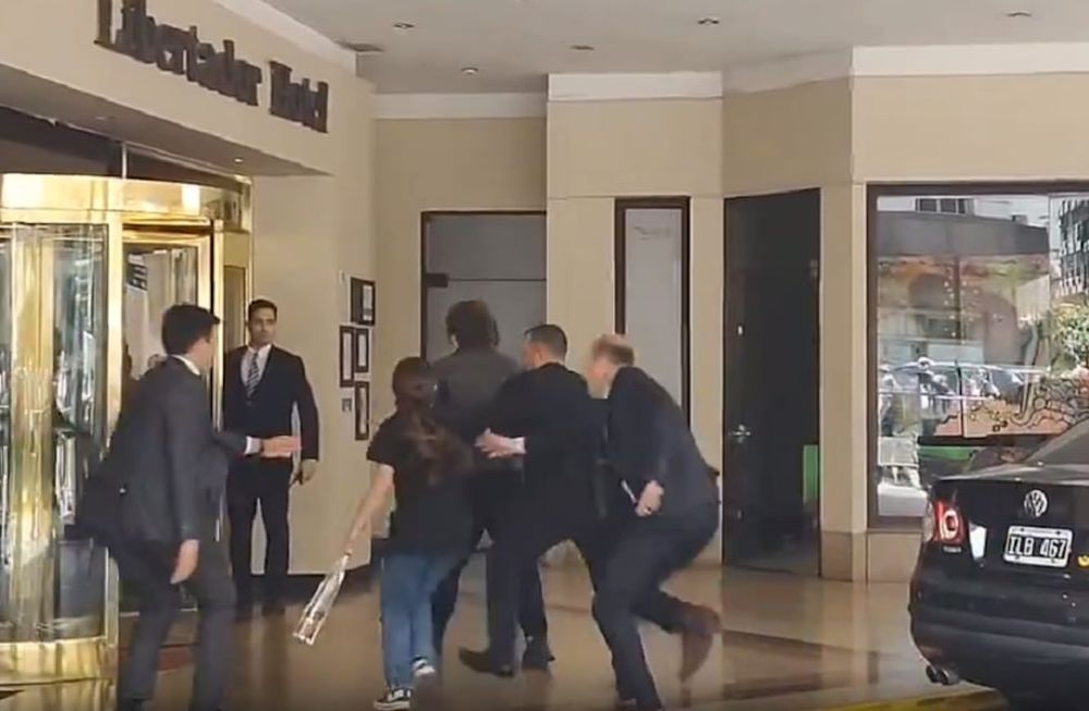 Una nena quiso darle una flor a Milei - Captura de video