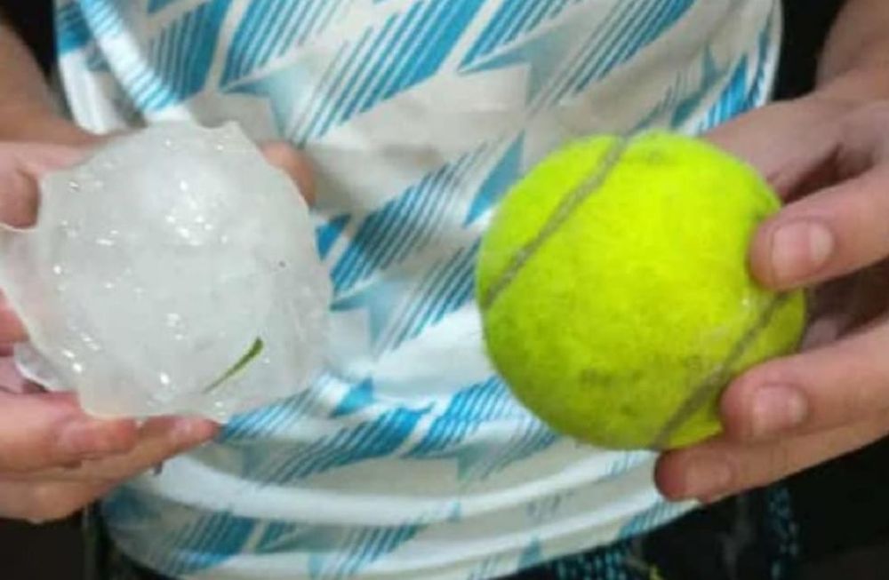 Granizo en Maipú, San Martín y Junín. El tamaño llegó a una pelota de tenis. (Gentileza Twitter @matipascualetti)