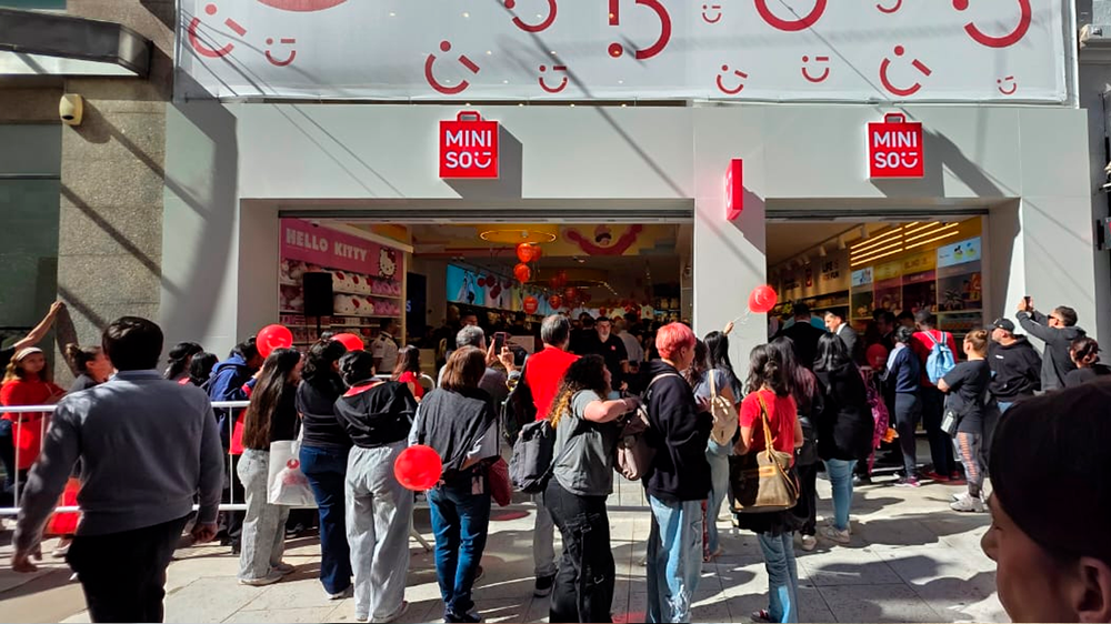 En abril, abri&oacute; la primera tienda Miniso en calle Florida. Hubo acampe de madrugada entre los clientes.&nbsp;