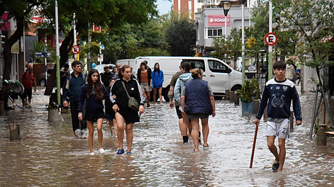 Sin luz ni agua, incomunicados y tratando de rescatar lo que quedó en pie, el día después en Bahía Blanca