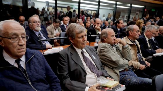 El Tigre Acosta (primero de la izquierda) será uno de los que comenzarán a ser juzgados a partir del martes por delitos sexuales en El Infierno, que funcionó en la Brigada Lanús.