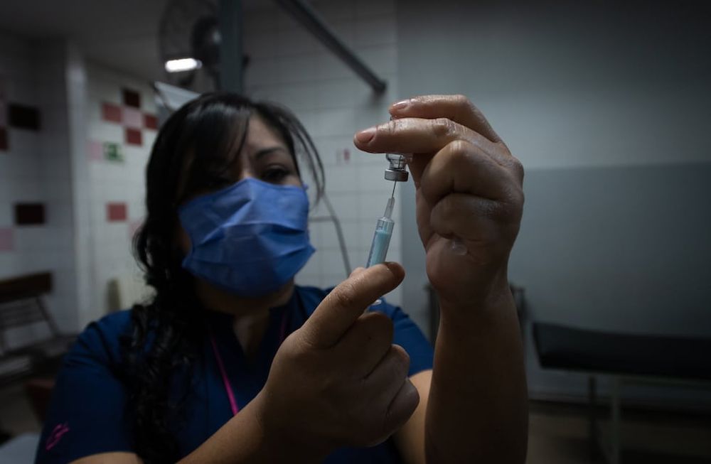 El personal de salud del Hospital Central de la provincia de Mendoza ya se está vacunando con la segunda dosis de la vacuna Sputnik V. Foto: Ignacio Blanco / Los Andes
