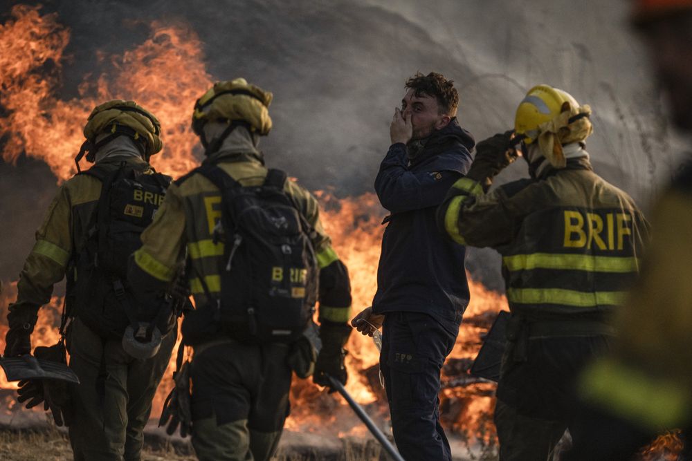 Los bomberos durante las labores de extinción del incendio que afecta este miércoles al municipio de Monterrei (España).&nbsp;